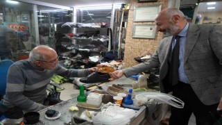 Yağışlar başladı, ayakkabı tamircilerinin yüzü güldü