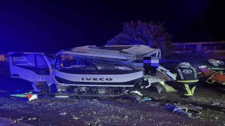 Yağışta yoldan çıkan kamyonet sürücüsü yaralandı