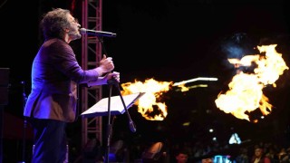 Yağmur altında Cumhuriyet coşkusu: Ünlü şarkıcı Fettah Can hayranlarıyla buluştu