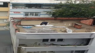 Yağmurlu havada çatıda halı yıkadı, görenler şaştı kaldı
