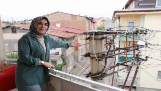 Yağmurlu havada evi şimşek değil, elektrik direğinden çıkan kıvılcımlar aydınlatıyor