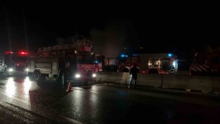 Yalovada seyir halindeki tır alevlere teslim oldu