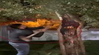 Yanan ağacı önce kesmeye çalıştı, sonra su kovası ve ibrikle söndürdü