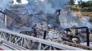 Yangın çıkan ev çöktü, iki kardeş hayatını kaybetti