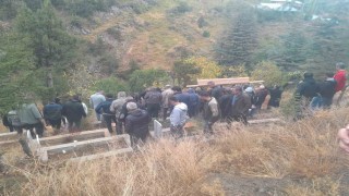 Yangında ölen yaşlı iki kardeşin cenazesi tek tabutla getirildi, aynı mezara defnedildi