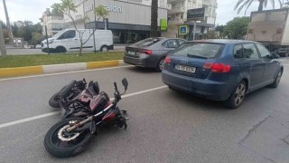 Yaya geçidinde duran otomobile çarpan motosikletli yaralandı