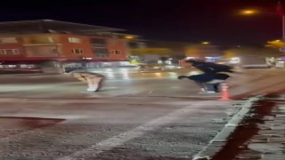 Yaya geçidinden karşıya birdirbir oynayarak geçtiler