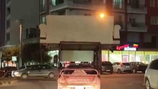 Yayaların canını hiçe sayan sürücü, trafiğe aldırmadan motosiklet üzerinde koltuk taşıdı