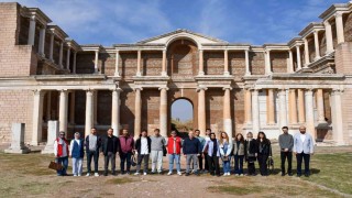 Yeni üniversiteliler Salihliyi keşfetti