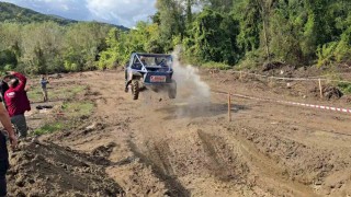 Yenicede off-road coşkusu: Başkanın co pilot olduğu araç havada uçtu!