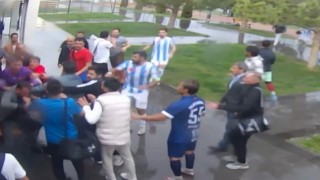 Yenildikleri takımın futbolcuları tarafından darbedildiler
