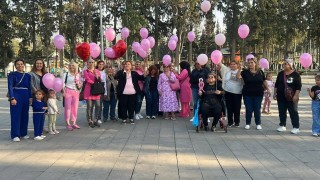 Yıllar süren mücadeleyle meme kanserini yenen kadın ve destekçileri gökyüzüne pembe balon bıraktı