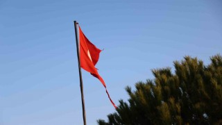 Yırtılan Türk bayrağı değiştirileceği günü bekliyor