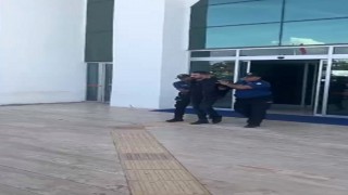 Yol verme kavgasında 1 kişiyi ayağından silahla vuran 2 şüpheli yakalandı