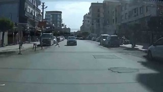 Yola fırlayan çocuğa çarpmamak isterken karşı yönden gelen otomobille kafa kafaya çarpıştı