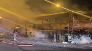 Yolcu otobüsü yanarak demir yığınına döndü