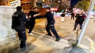 Yoldan geçen araçlara zarar verdi, polise direndi, Öldürün beni diye bağırdı