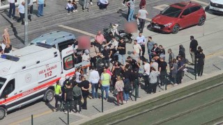 Yolun karşı tarafına geçmeye çalışan kadına motosiklet çarptı