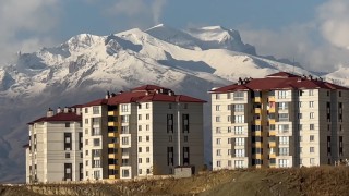 Yüksekova Cilo Dağı yeniden beyaza büründü