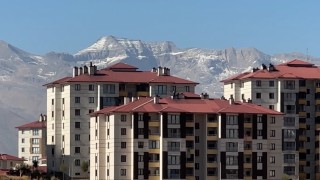 Yüksekovada araçların camları buz tuttu, dağların tepesi beyaza büründü