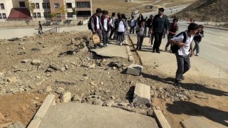 Yüksekovada doğalgaz çalışmaları tamamlanmadı, kazılan yollar öylece kaldı