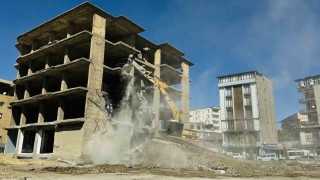 Yüksekovada inşaat halindeki 23 yıllık bina yıkıldı