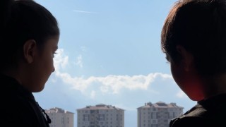 Yüksekovada karlı dağlar ve bulutlar birleşti