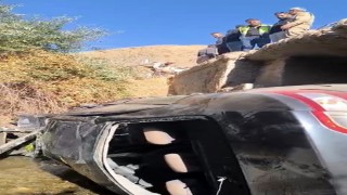 Yüksekovada kontrolden çıkan otomobil dereye uçtu: 4 yaralı