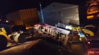 Yüksekovada odun yüklü kamyonet devrildi