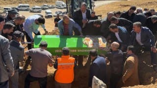 Yüksekovayı yasa boğan acı: 15 yaşındaki Arnisa Bozkurt gözyaşları arasında toprağa verildi