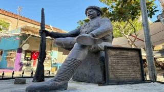 Yunanlıları kendi silahlarıyla vuran İsmail Efenin heykelindeki kama çalındı