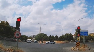 Yürekleri ağza getiren kaza kamerada: Yara almadan sağ salim kurtuldu