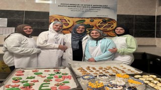 Yurtta kalan kız öğrenciler mutfağa girdi