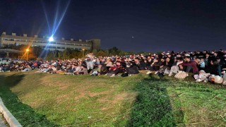 Yüzlerce Üniversite öğrencisi gece açık hava sinemasında buluştu