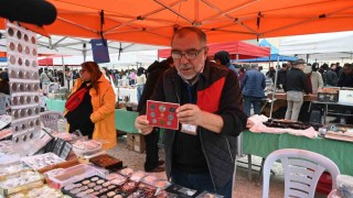 Yüzlerce yıllık kağıt ve madeni paralar tezgahta alıcılarını bekliyor