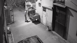 Yüzünü kapüşonla kapatarak mopedi dakikalar içinde çaldı