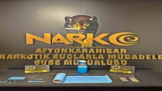 Zehir emdirilmiş rulo peçeteyi satamadan polise yakalandılar