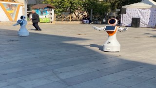Zeybek oynayan robotlar Bilim Şenliğinde ilgi topladı