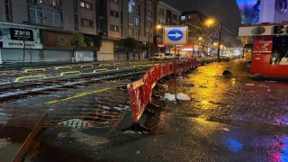 Zeytinburnunda tramvay yoluna giren araç, raylarda sıkıştı