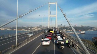 15 Temmuz Şehitler Köprüsünde 09.05te vatandaşlar araçlarından inerek saygı duruşunda bulundu