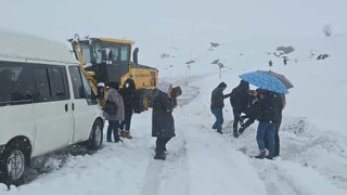 2600 rakımlı bölgede karda mahsur kalan yolcuları belediye ekibi kurtardı