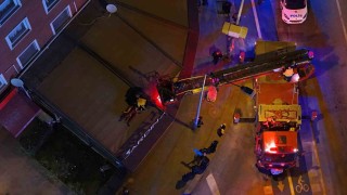 2nci kattan kafenin tentesine düşen şahsı itfaiye aşağıya indirdi