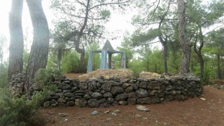 300 yıllık türbe kaçak kazıyla delik deşik edildi