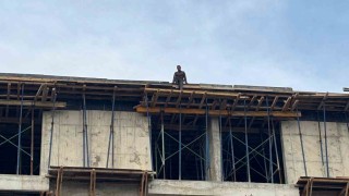 4 aydır maaş alamayan işçiler, çatıya çıktı: İçeride biriken para yaklaşık 3.5 milyon lira