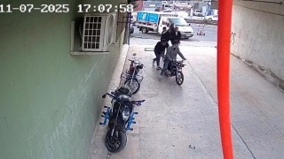 4 kişi bir motosikleti iterek çaldı