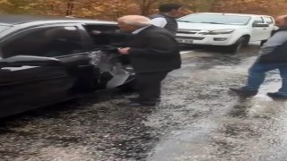 4 öğretmenin hayatını kaybettiği yola yine kaya parçası düştü, bir otomobil hasar gördü