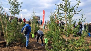 6 öğrenci topluluğu fidanları toprakla buluşturdu