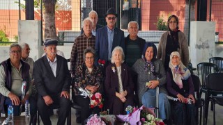 62 yıl sonra ilk öğretmenleri ile buluşup gününü kutladılar
