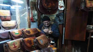 66 yıldır teknolojiye direnerek çanta yapıyor