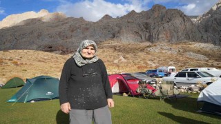 73 yaşındaki dağcı Hatun Okurkan gençlere taş çıkartıyor